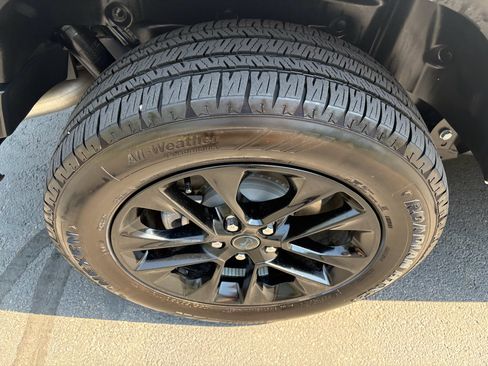 Used 2025 Jeep Wrangler Unlimited Sahara AWD/4WD image 15