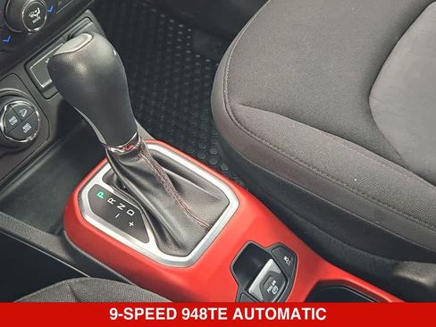 Used 2022 Jeep Renegade Trailhawk AWD/4WD image 30