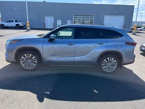 Used 2024 Toyota Highlander Platinum AWD/4WD image 8