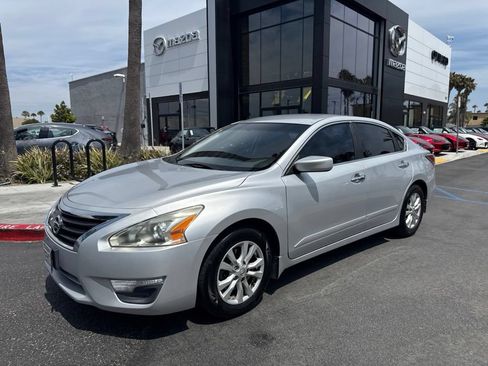 Used 2014 Nissan Altima 2.5 S w/ Display Audio Package FWD image 2