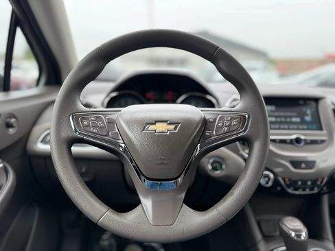 Used 2018 Chevrolet Cruze LT w/ Convenience Package FWD image 35