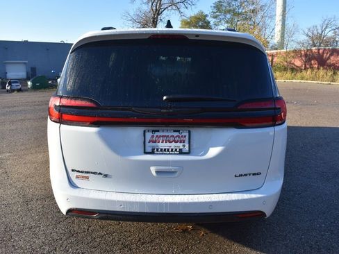 Used 2025 Chrysler Pacifica Limited image 7