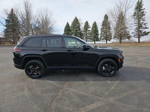 Used 2023 Jeep Grand Cherokee Limited w/ Luxury Tech Group II image 7