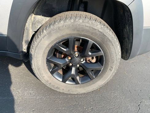 Used 2018 Jeep Cherokee Trailhawk AWD/4WD image 18