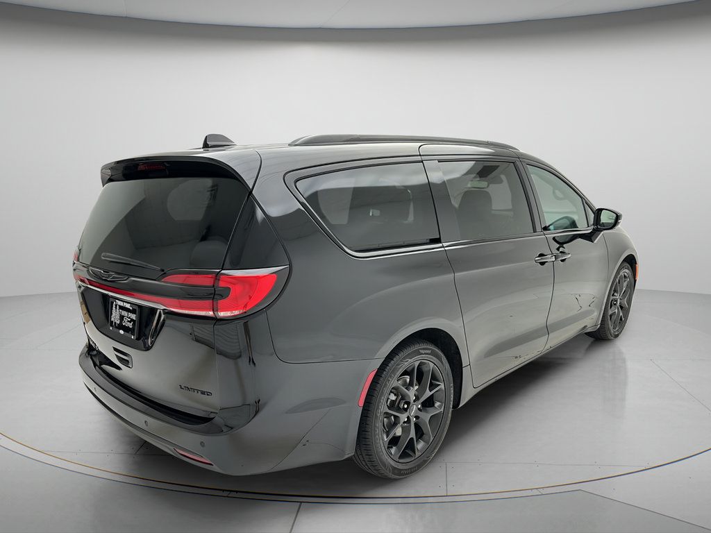 Used 2025 Chrysler Pacifica Limited FWD image 8
