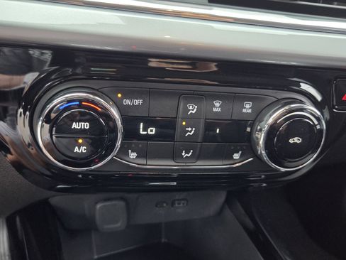 Certified 2025 Chevrolet Trax LT w/ LT Convenience Package FWD image 29