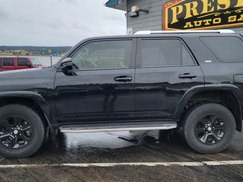 Used 2018 Toyota 4Runner SR5 AWD/4WD image 10