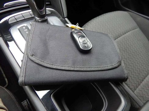 Used 2018 Buick Regal Preferred image 18