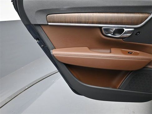 Certified 2025 Volvo V90 B6 Cross Country Plus image 25