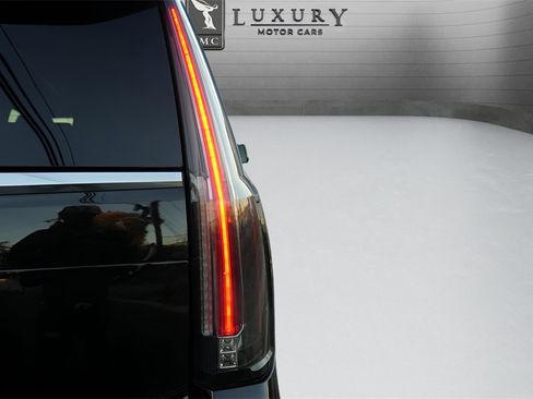 Used 2020 Cadillac Escalade ESV 4WD image 11