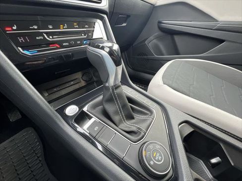 Used 2025 Volkswagen Taos SE AWD/4WD image 19