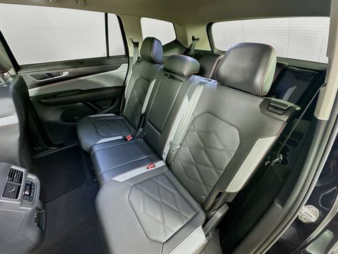 Used 2024 Volkswagen Atlas Peak Edition SEL AWD/4WD image 36