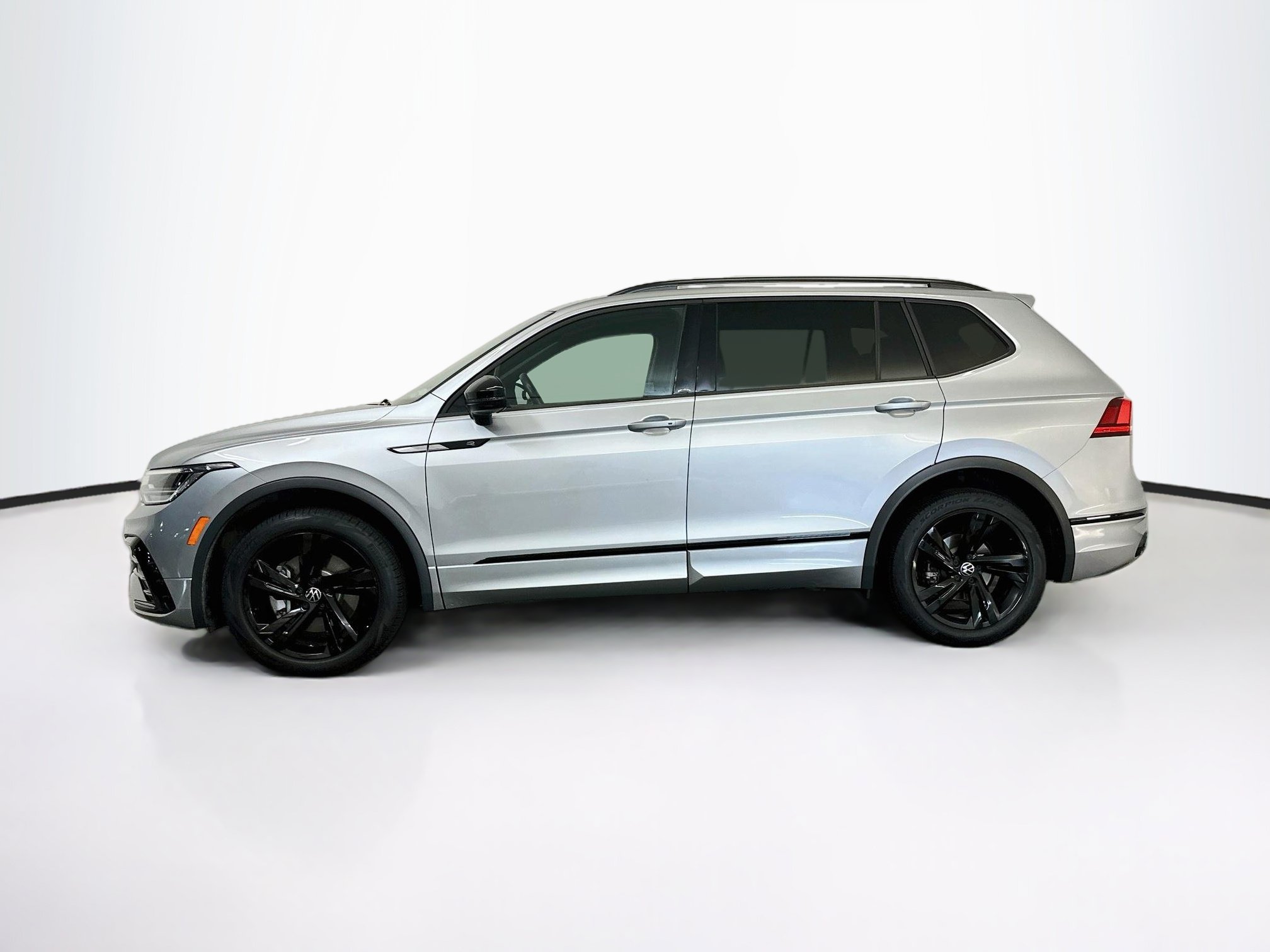 Used 2023 Volkswagen Tiguan SE R-Line FWD image 4