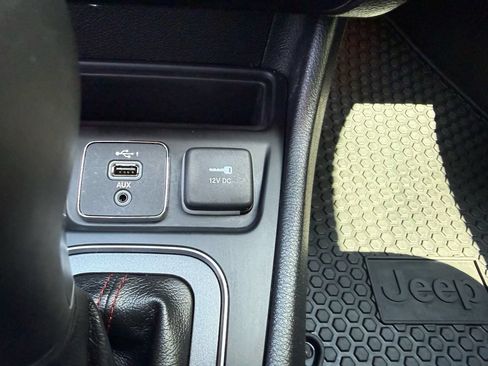 Used 2020 Jeep Cherokee Trailhawk AWD/4WD image 29