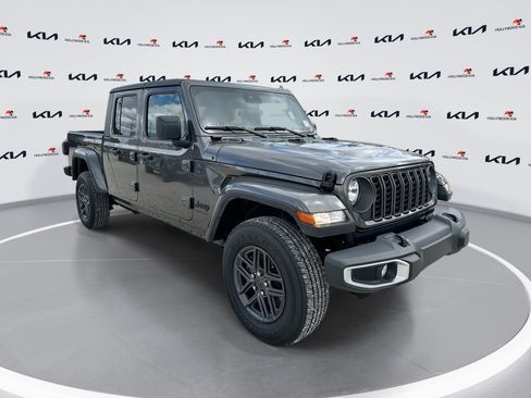 Used 2024 Jeep Gladiator Sport image 1
