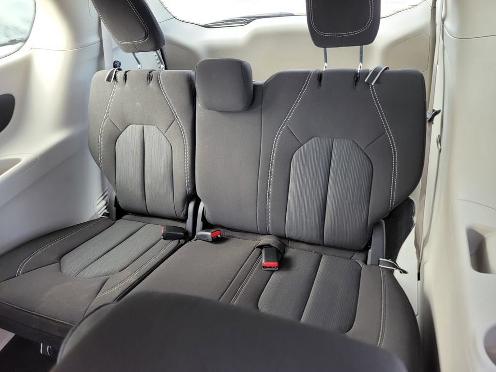 Used 2022 Chrysler Voyager LX FWD image 12