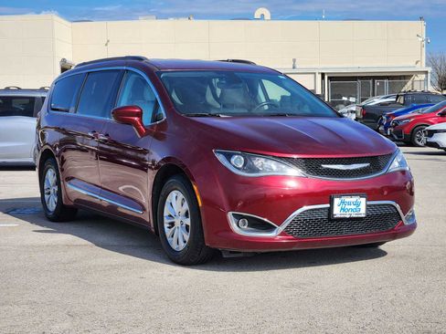 Used 2017 Chrysler Pacifica Touring-L image 3