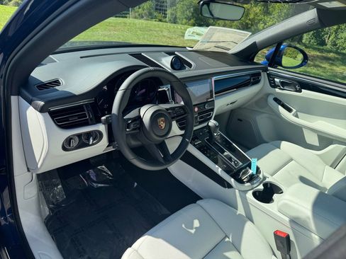 New 2025 Porsche Macan image 4