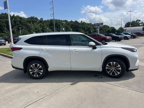 Used 2021 Toyota Highlander XLE FWD image 10