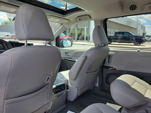 Used 2019 Toyota Sienna XLE w/ XLE Navigation Package FWD image 16