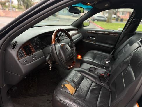 Used 2001 Lincoln Town Car Signature image 9