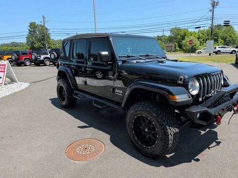 Used 2019 Jeep Wrangler Unlimited Sahara AWD/4WD image 7