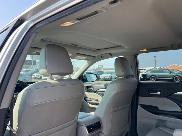 Used 2019 Toyota Highlander XLE AWD/4WD image 13