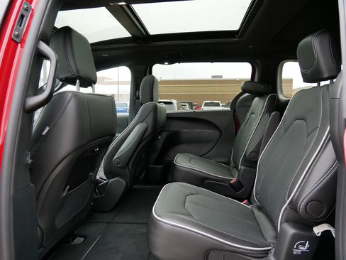 New 2026 Chrysler Pacifica Limited w/ S Appearance Package image 7