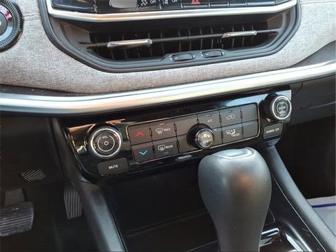 Used 2023 Jeep Compass Latitude image 18