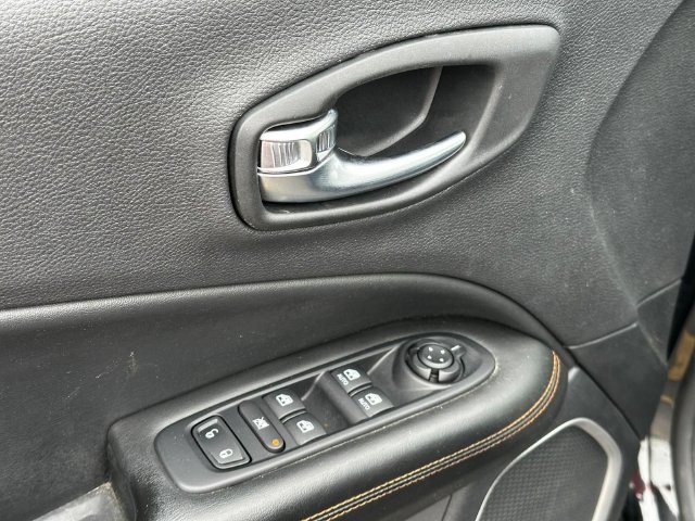 Used 2020 Jeep Compass Limited w/ Premium Lighting Group AWD/4WD image 14