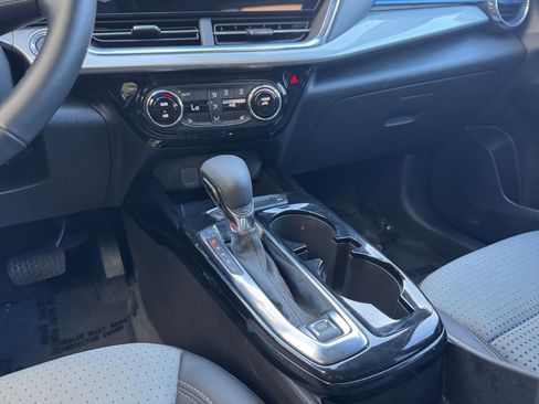 Used 2025 Chevrolet Trax LT w/ LT Convenience Package image 41