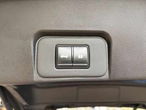 Used 2025 Nissan Rogue SV FWD image 23