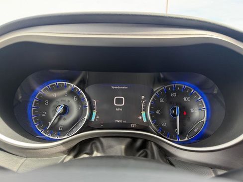 Used 2022 Chrysler Pacifica Touring-L w/ Uconnect Theater Family Group FWD image 38