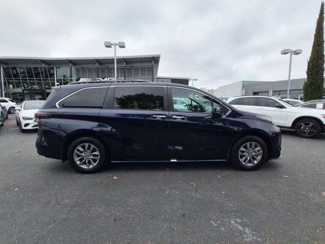 Used 2025 Toyota Sienna XLE AWD/4WD image 4