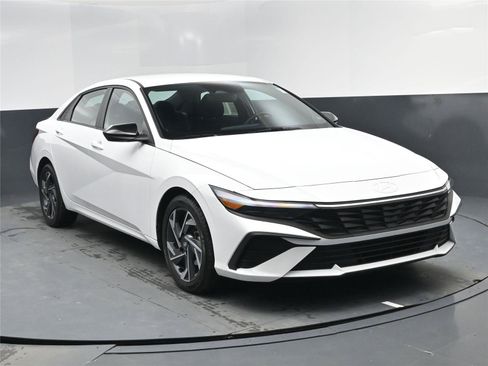 Certified 2025 Hyundai Elantra Sport image 12