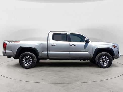 Used 2017 Toyota Tacoma TRD Off-Road AWD/4WD image 4