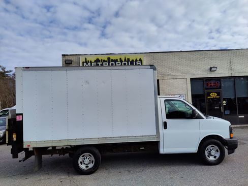 Used 2017 Chevrolet Express 3500 image 1