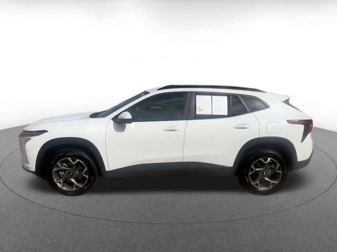 Used 2025 Chevrolet Trax LT w/ LT Convenience Package FWD image 9