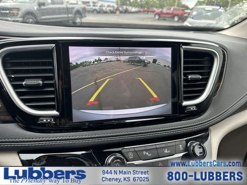 Used 2024 Chrysler Pacifica Limited FWD image 16