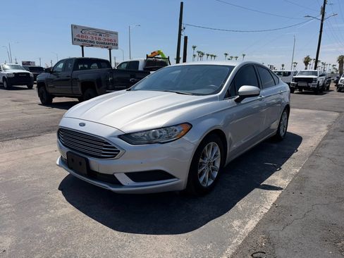 Used 2017 Ford Fusion SE FWD image 3