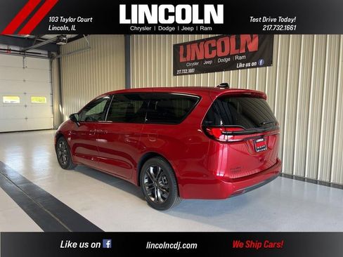 New 2026 Chrysler Pacifica Select image 4