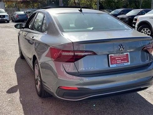 Used 2024 Volkswagen Jetta SE image 6