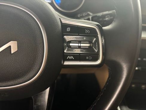 Used 2024 Kia Carnival LX FWD image 27