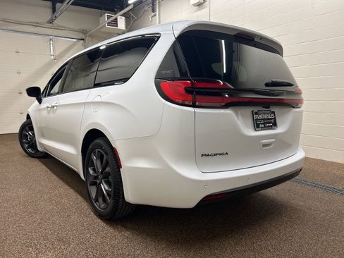 New 2026 Chrysler Pacifica Select FWD image 4
