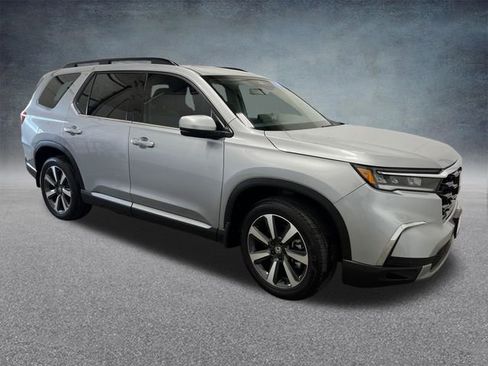 Certified 2025 Honda Pilot Touring image 7