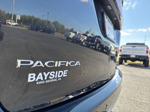 Used 2024 Chrysler Pacifica Touring-L image 12