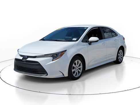 Used 2025 Toyota Corolla LE image 3