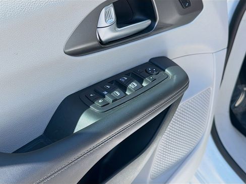 Used 2024 Chrysler Pacifica Touring-L image 22