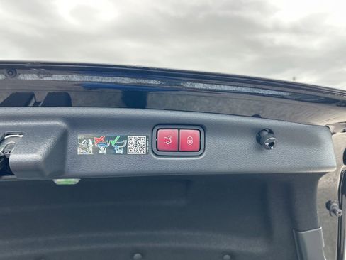 Used 2025 Mercedes-Benz C 300 Sedan image 28