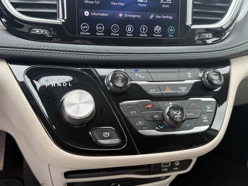 Used 2018 Chrysler Pacifica Limited image 24